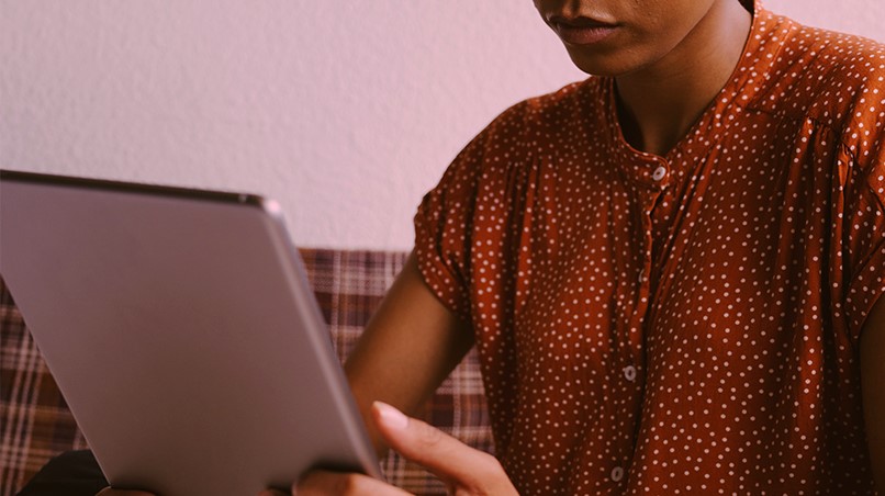 Mulher negra de roupa laranja utilizando um computador para pesquisar empréstimo.
Pegar um empréstimo para abrir um negócio envolve certo planejamento. Veja como estruturar esse processo em poucos passos.