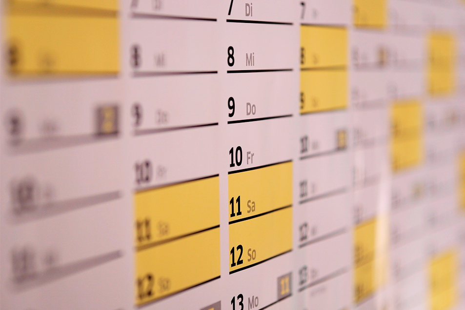 Um calendário, simbolizando o ato de ficar atento às dívidas para melhorar o score