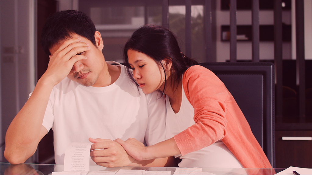 Um casal preocupado com o golpe do empréstimo