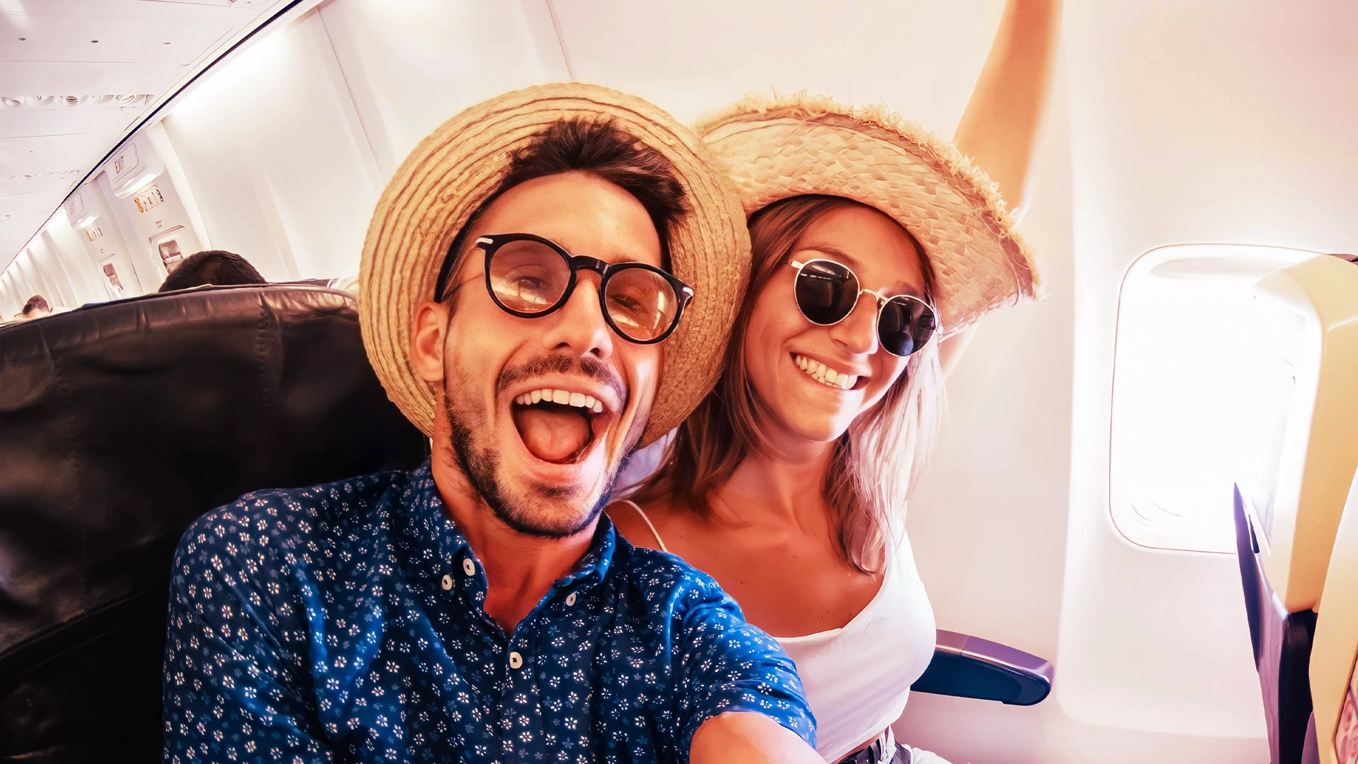homem e mulher com chapeú no avião indo viajar