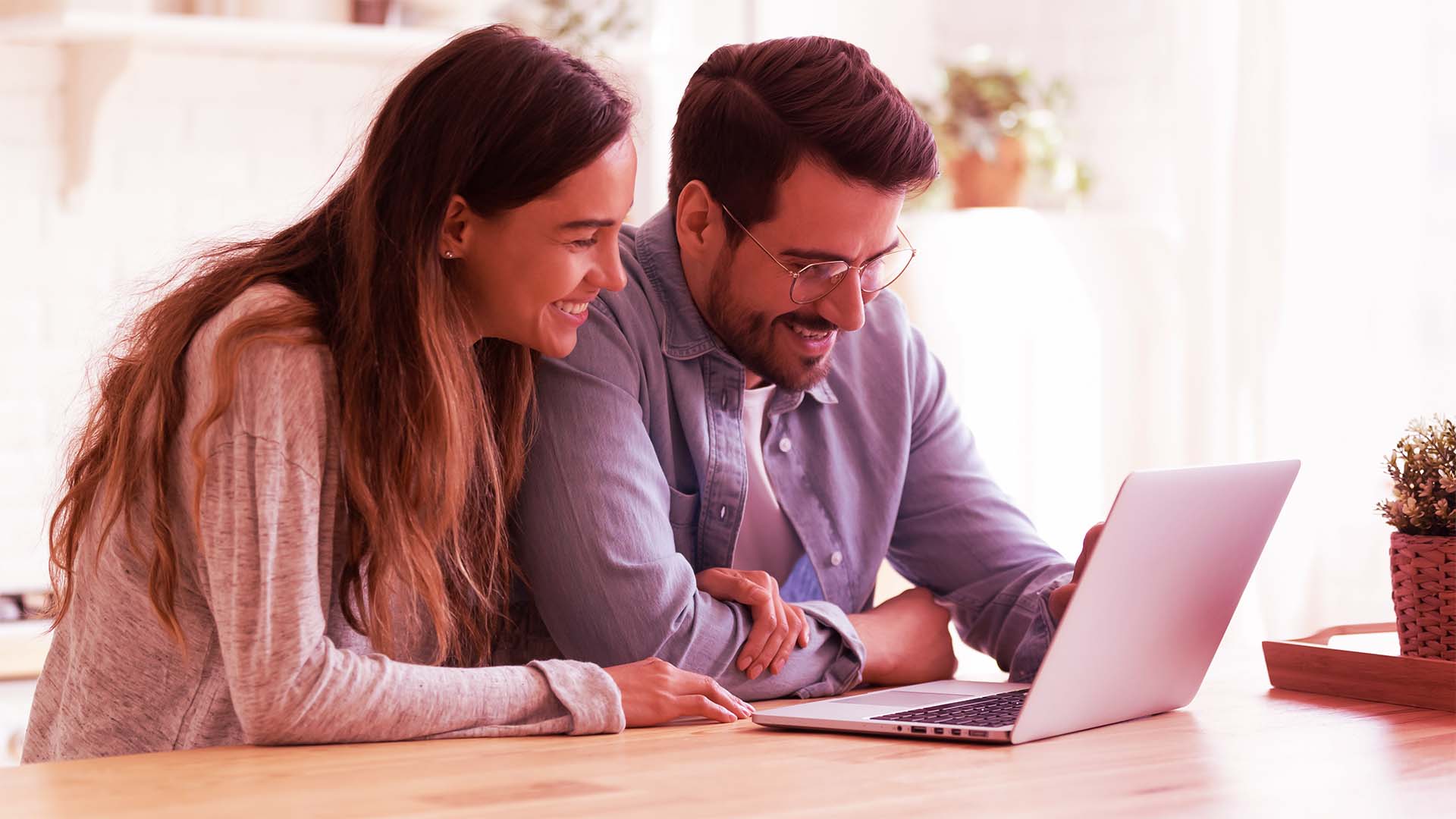 Empréstimo Sim: empresa confiável para crédito rápido
homem e mulher felizes conversando e olhando o computador 
